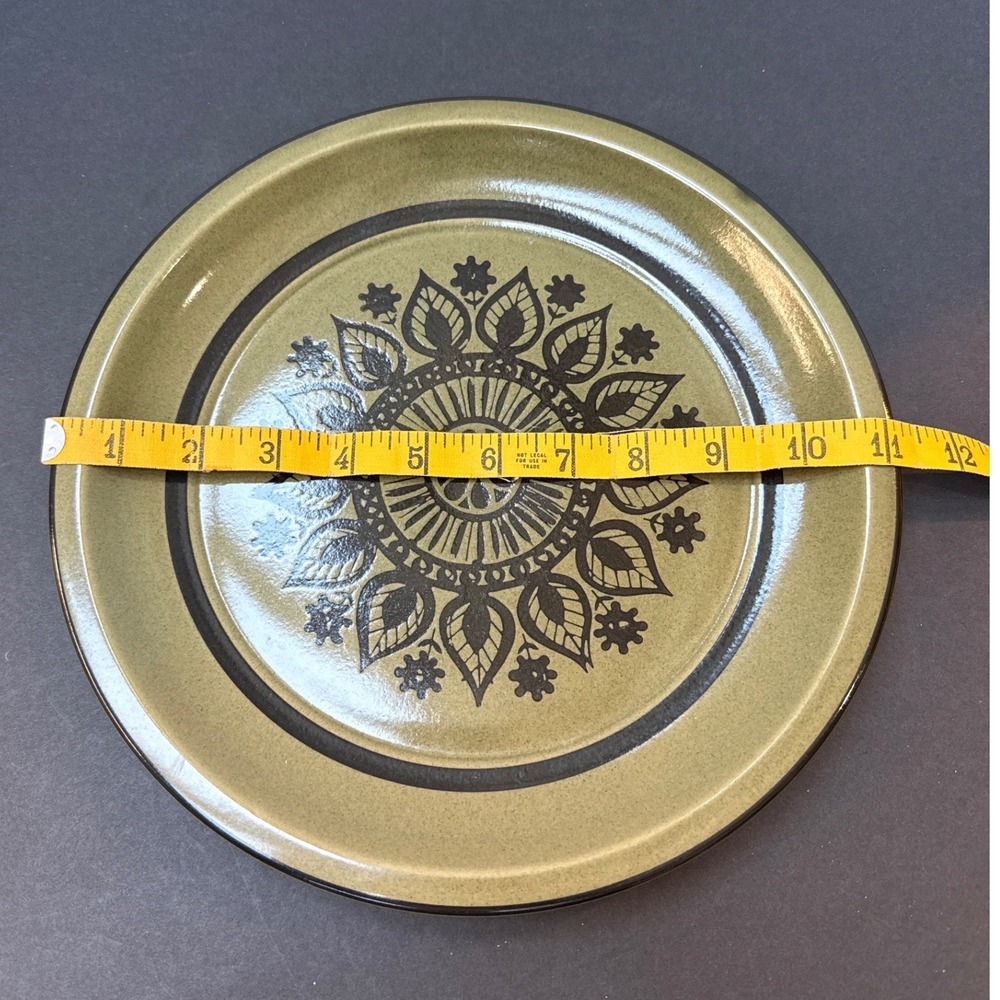 Fashion Manor Saracen Stoneware Dinner Plate Olive Green Black  Japan 11"